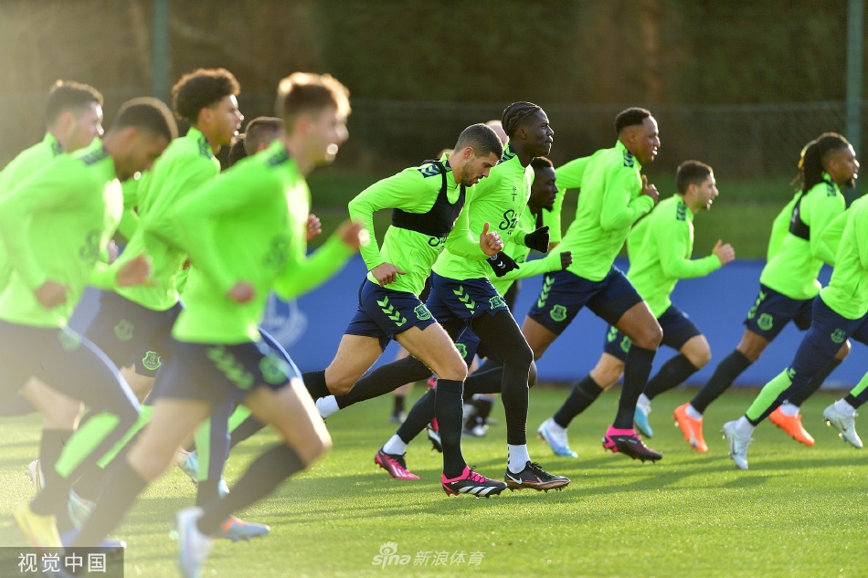 埃弗顿备战英超联赛 奥纳纳领衔（英超球队埃弗顿）