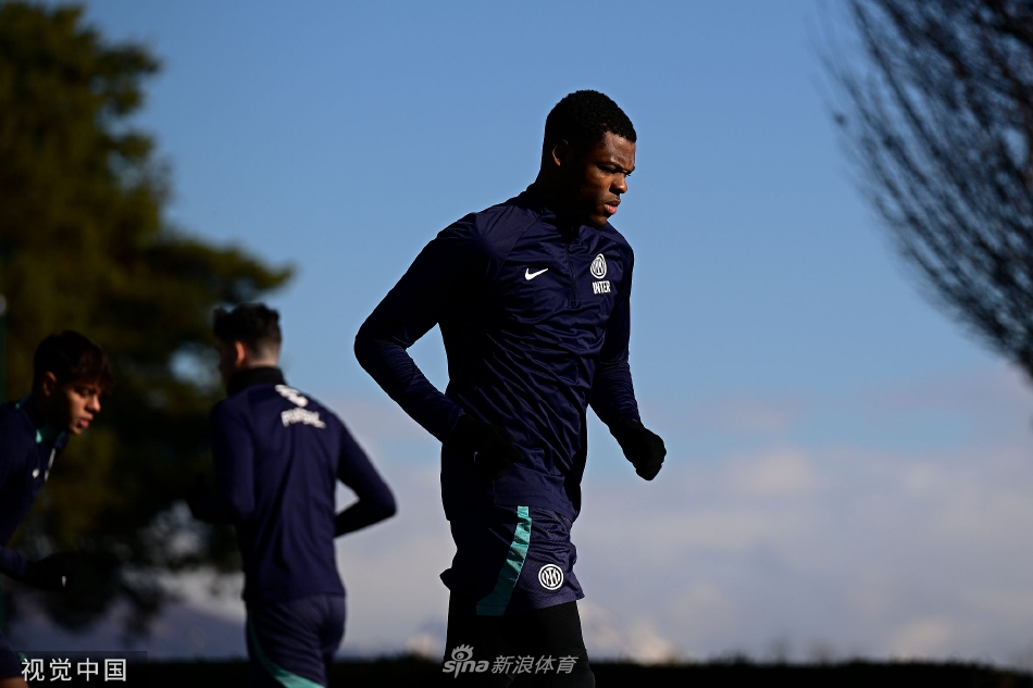 国际米兰训练备战 邓弗里斯领衔（国际米兰训练备战 邓弗里斯领衔是什么）