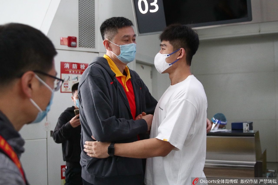 中国男篮出征德黑兰 陆文博前来送别（中国男篮16号陆文博）