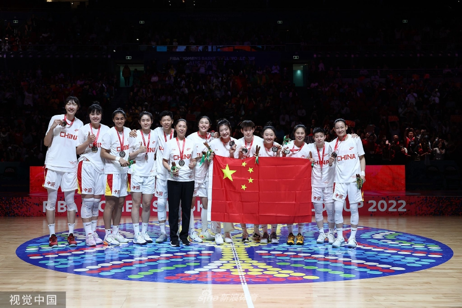 [女篮世界杯]中国女篮61-83美国获亚军 追平最好成绩（中国女篮在世界顶级比赛中最好成绩）