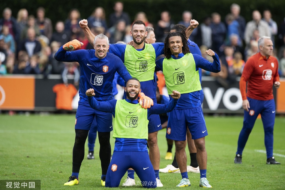 荷兰队备战 场边众多球迷围观（荷兰队备战 场边众多球迷围观）