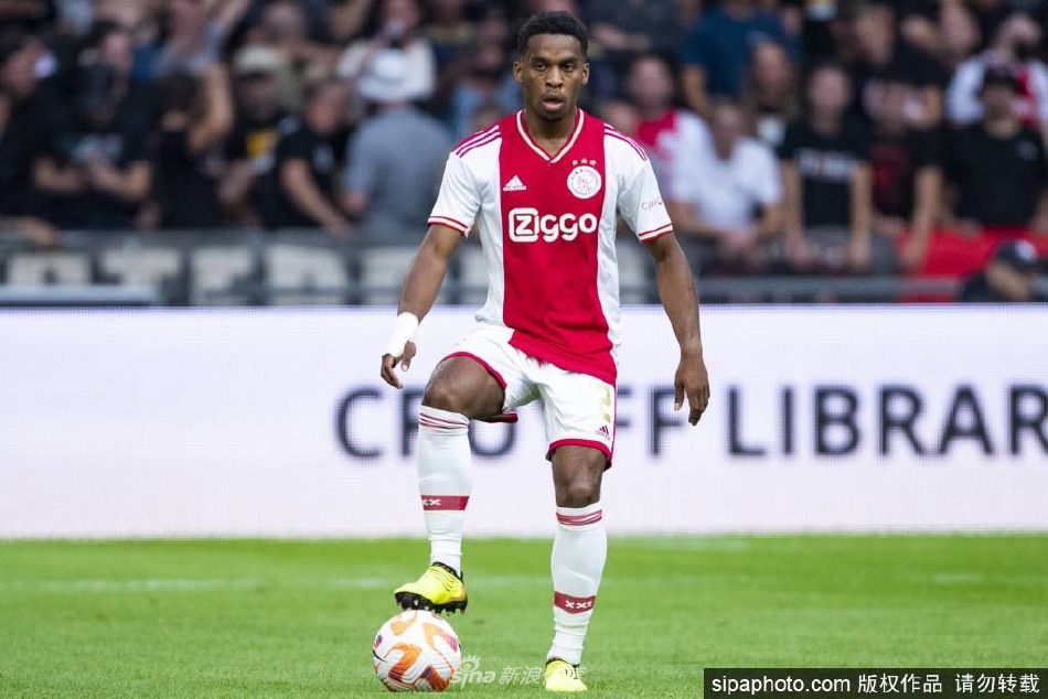 阿贾克斯续约后卫廷伯至2025年