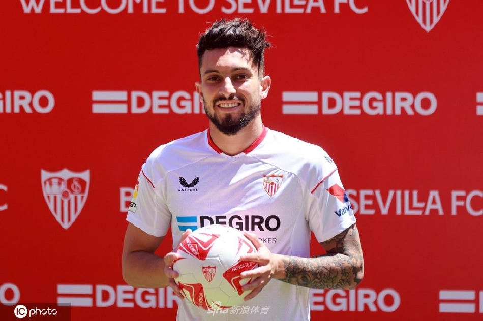 曼联后卫特莱斯正式亮相租借加盟（曼联后卫特莱斯正式亮相租借加盟中国）