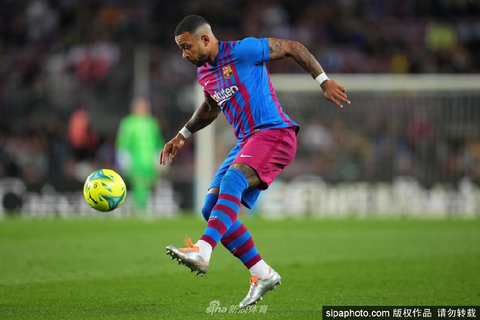 巴萨正在与德佩的律师商谈解约（巴萨正在与德佩的律师商谈解约了吗）