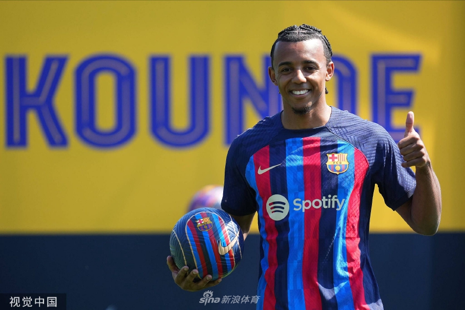 孔德加盟巴塞罗那出席亮相仪式（孔德加盟巴塞罗那出席亮相仪式了吗）