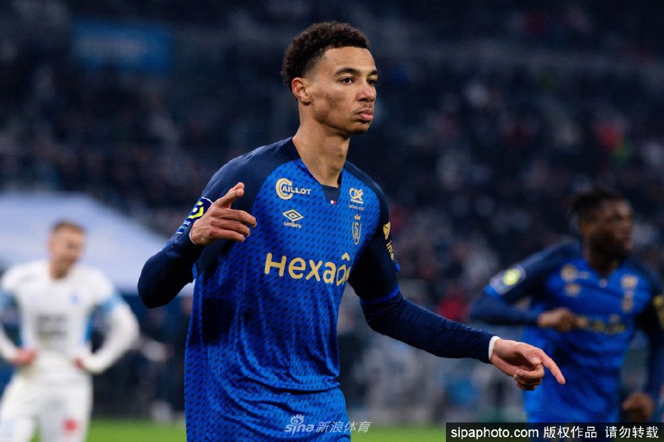 巴黎签下兰斯前锋埃基蒂克