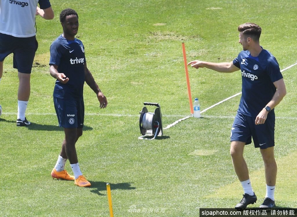 斯特林完成加盟切尔西后的首次球队训练