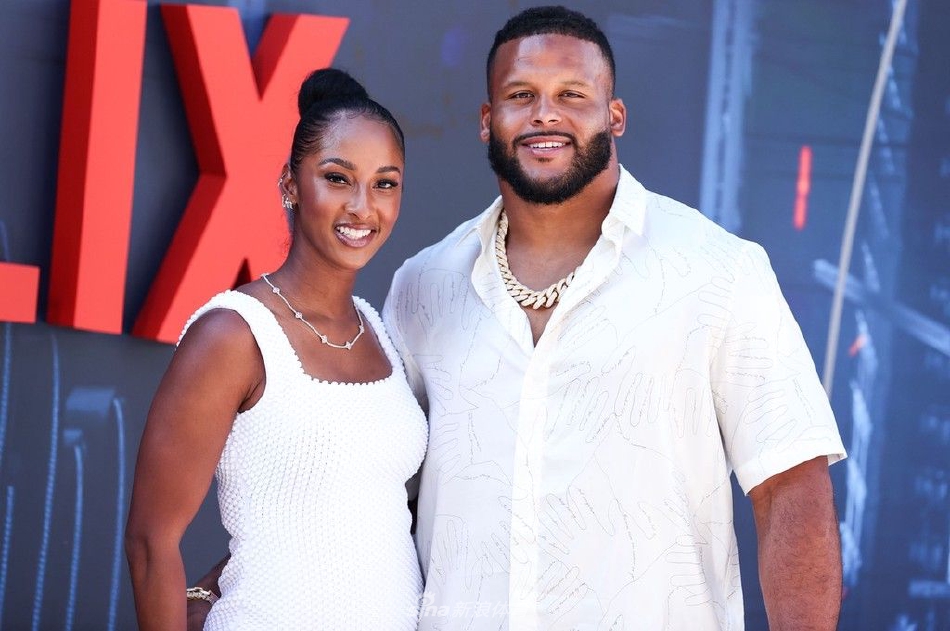 NFL防守猛男亚伦-唐纳德携妻子亮相红毯（阿伦唐纳德）