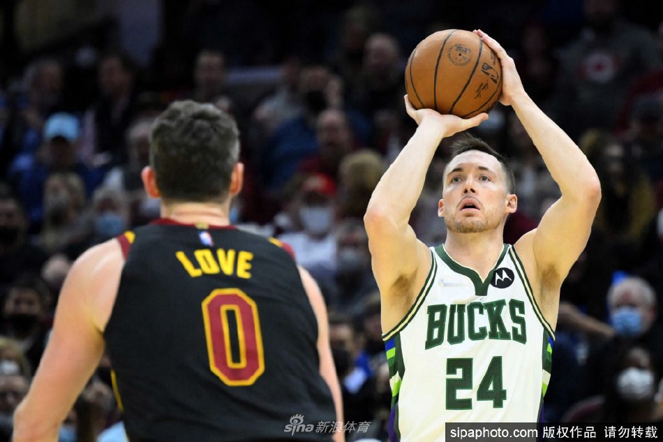 康诺顿3年2850万提前续约雄鹿 最后一年球员选项（雄鹿康诺顿身高）