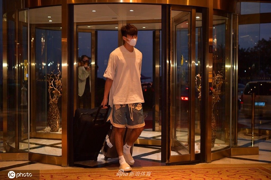国家男子足球选拔队抵达酒店开启集训（男子国家足球队集训名单）