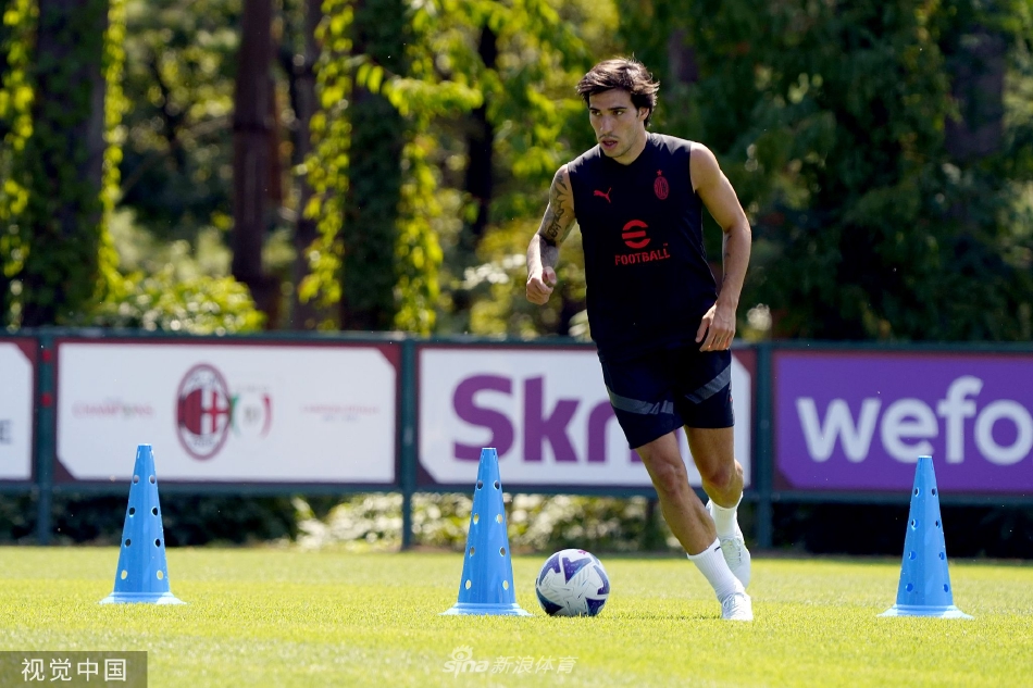 AC米兰备战新赛季 桑德罗·托纳利挥汗训练（ac米兰球星桑德拉）