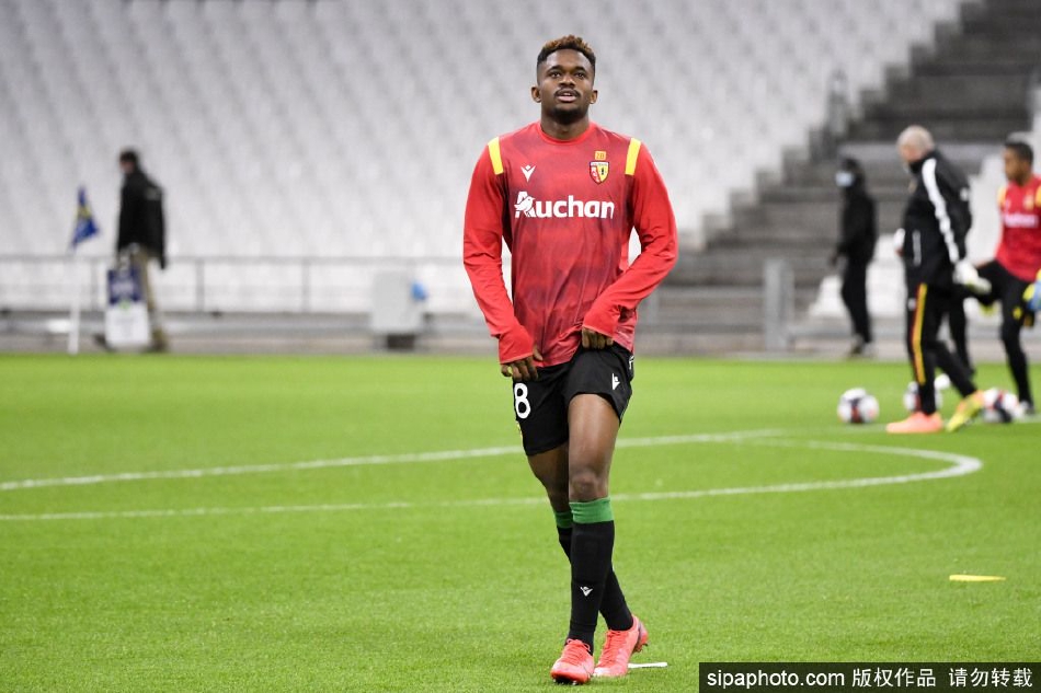 朗斯中场杜库雷加盟水晶宫（杜库雷退役）