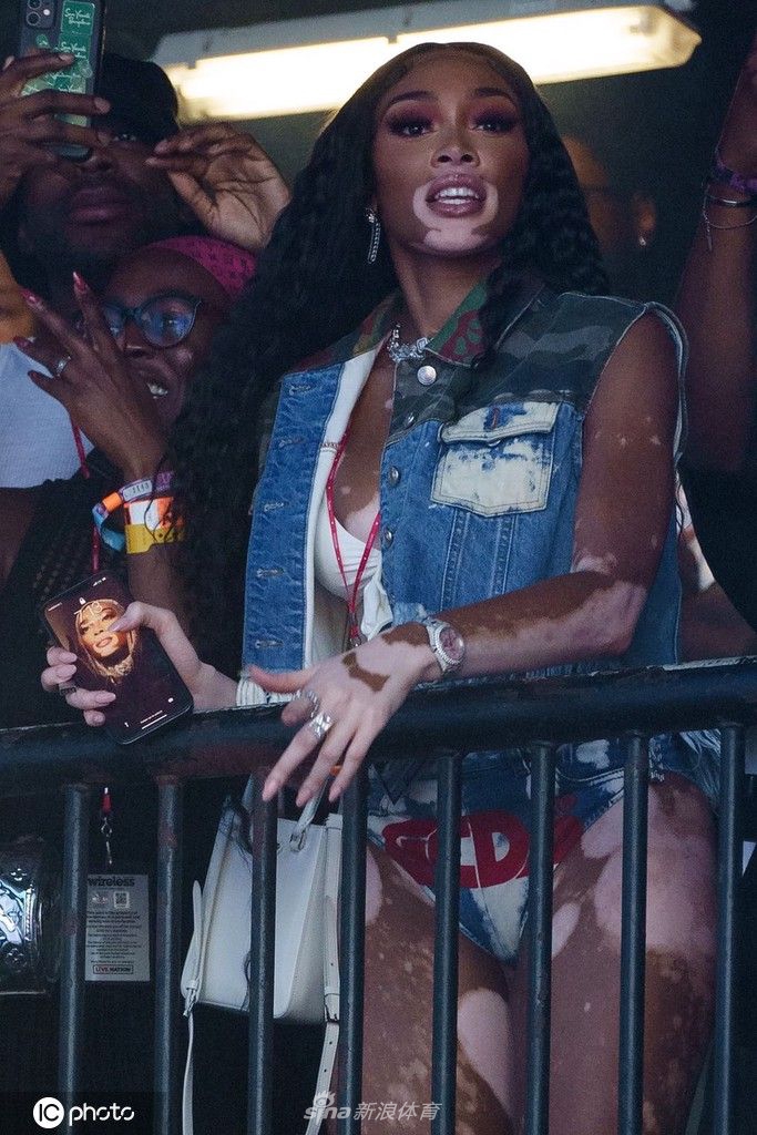 库兹马女友现身英国无线音乐节 化身粉丝助阵呐喊心情佳（库兹马女友简介）