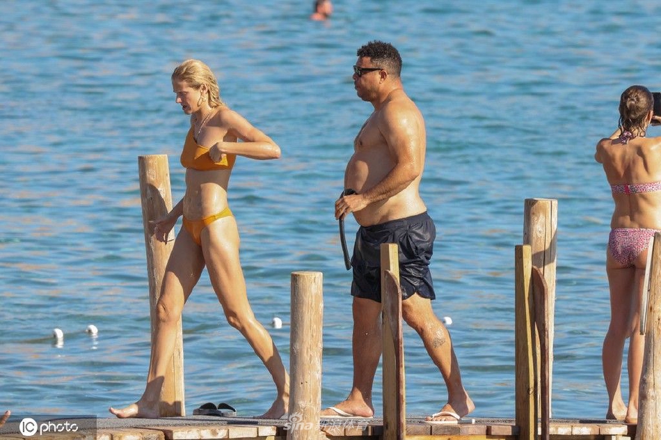 大罗与女友海岛度假 巨大肚腩引人注目（大罗的女友）