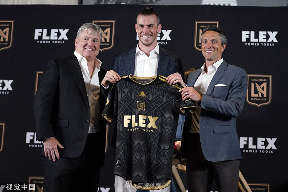 贝尔亮相洛杉矶FC见面会 展示球衣并与球迷合影（贝尔nba）