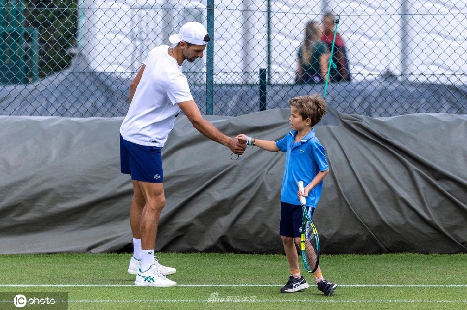 德约科维奇和儿子在奥兰吉公园训练 碰拳互动好有爱（德约科维奇澳网赛后采访）