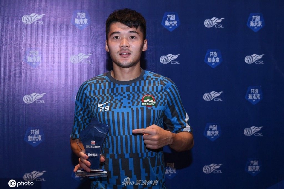 钟义浩当选2022中超联赛第8轮最佳球员 收获纪念奖杯（中超最佳评选）