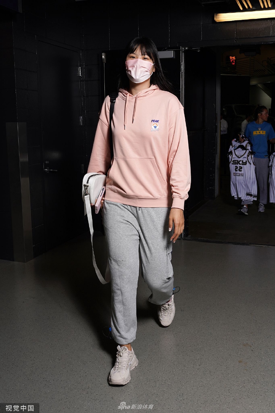 [WNBA常规赛]天空Vs山猫 李月汝球员通道笑对镜头