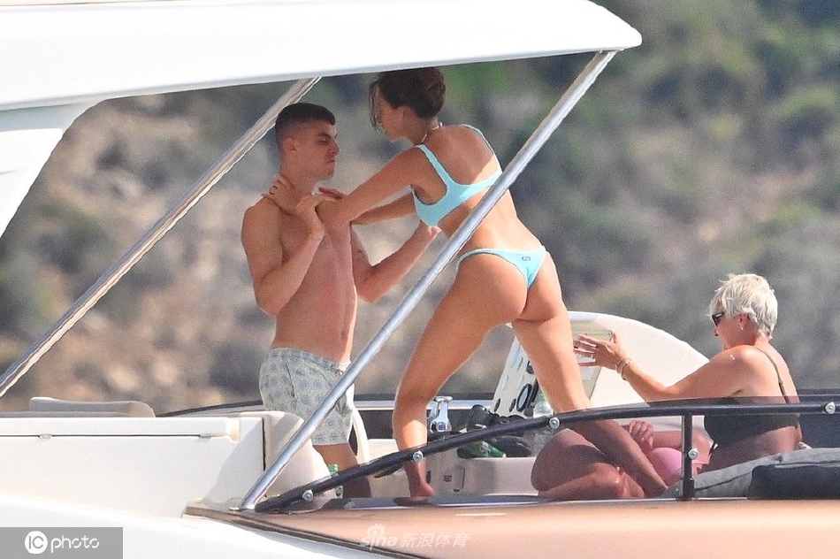 哈弗茨与女友索菲亚游艇度假