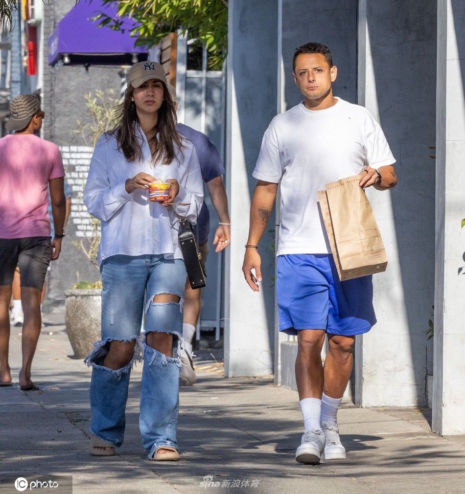 埃尔南德斯携超模女友现身洛杉矶街头 二人边走边吃享受悠闲时光（埃尔南德斯妻子）