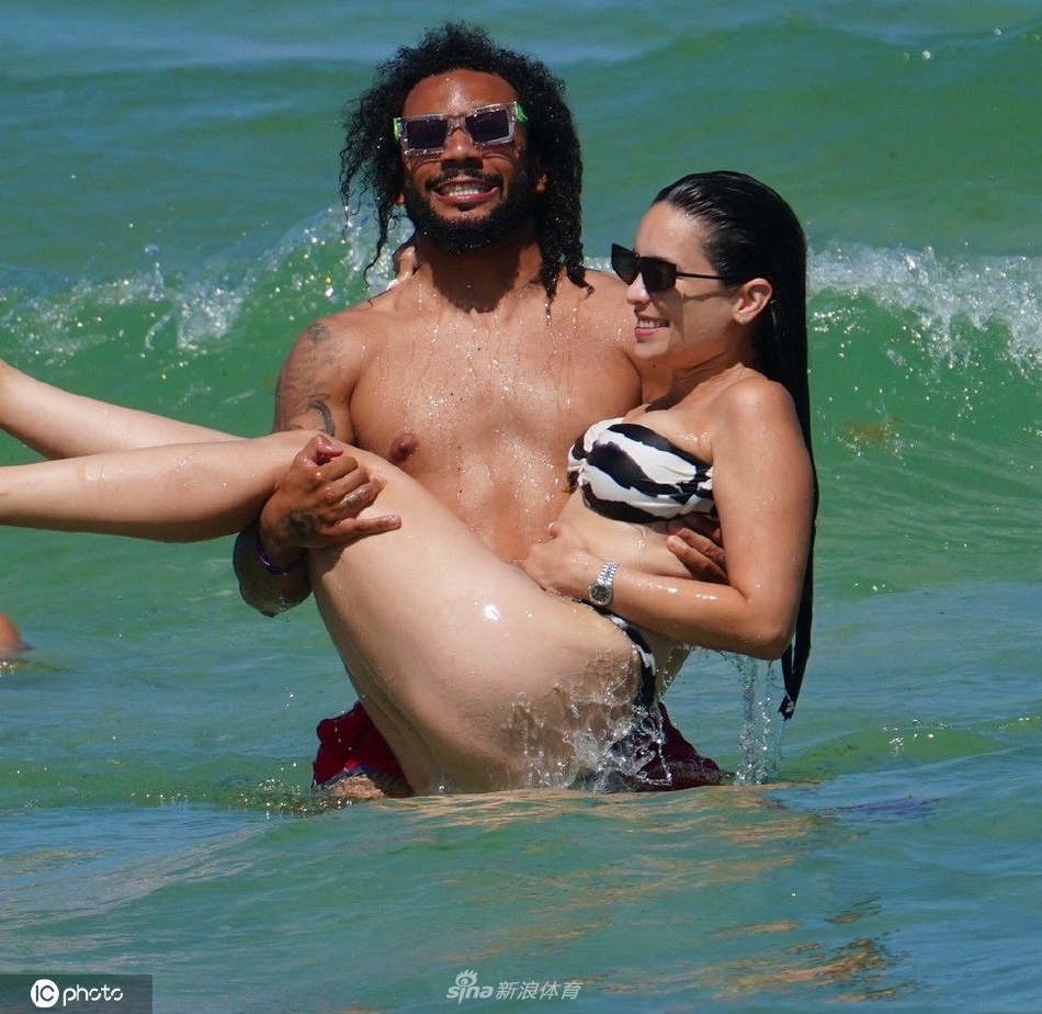马塞洛携妻子现身迈阿密海滩度假 双手怀抱妻子狂撒狗粮（马塞洛mma）