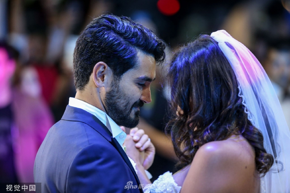 曼城球星京多安土耳其举行婚礼 现场与妻子贴面共舞甜蜜浪漫（京多安土耳其后裔）