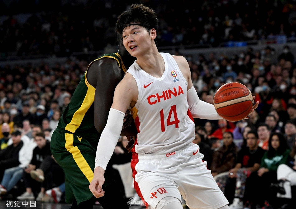 [男篮世预赛]王哲林12分 中国男篮48-71澳大利亚（中国男篮ⅴs澳大利亚）