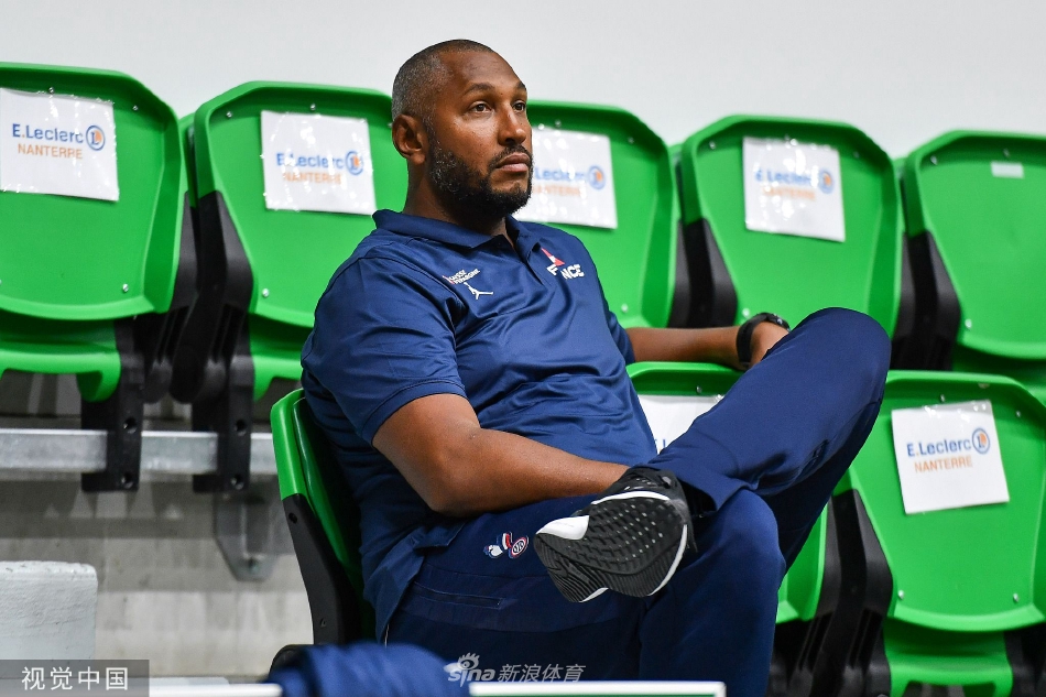 法国男篮训练备战 篮球名宿迪奥场边观训（法国篮球运动员迪奥）