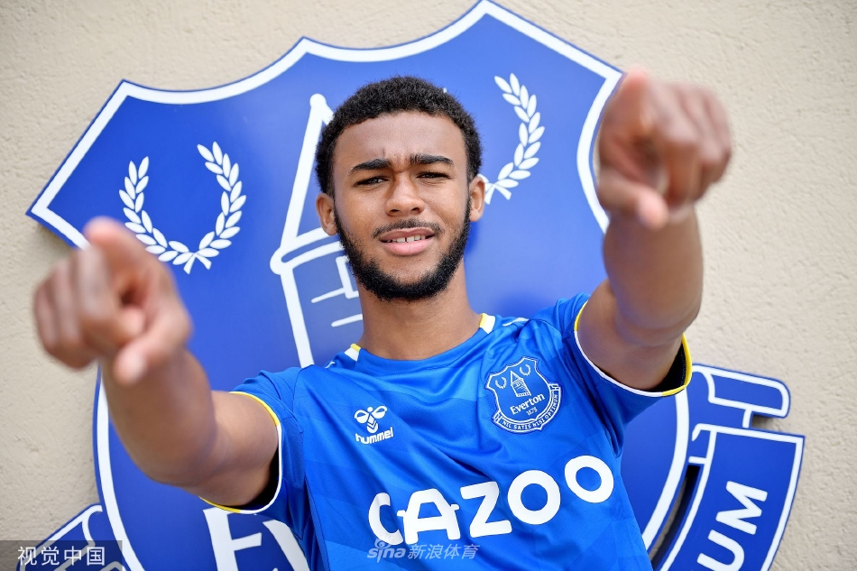 伊利亚·坎贝尔与埃弗顿签订新合约（伊安坎贝尔）