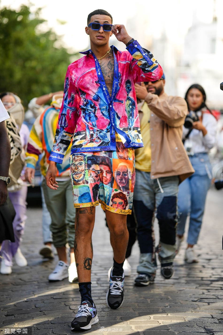 库兹马亮相巴黎时装周 明艳撞色衬衫短裤时尚感十足（库兹马时尚图片）