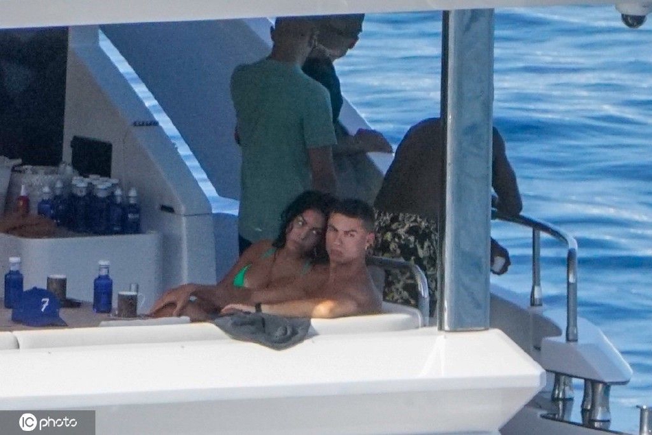 C罗携女友乔治娜现身伊维萨岛度假（c罗女友乔冶娜）