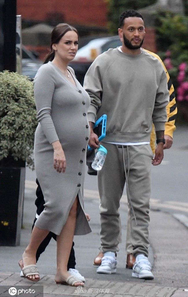 前切尔西球员刘易斯-贝克手签怀孕妻子上街 打扮简约帅气