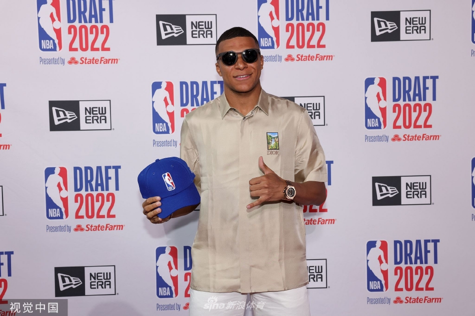 巴黎球星姆巴佩出席NBA选秀大会