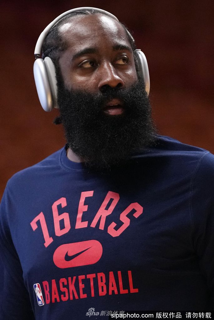 哈登倾向于执行4737万球员选项 然后签下两年巨额短约（哈登被低估）