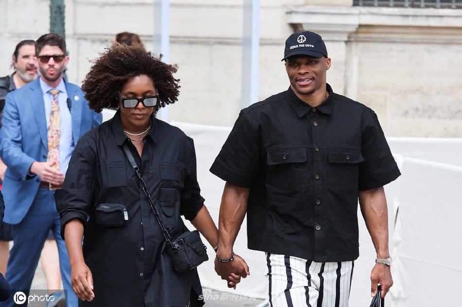 威少携妻子现身男装秀 同色情侣装亮相恩爱甜蜜（威少型男）