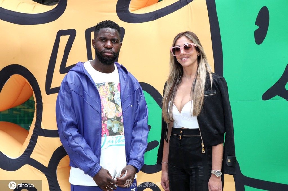 乌姆蒂蒂现身时装秀 紫色运动装亮相简约亮眼（乌姆蒂蒂跳舞）