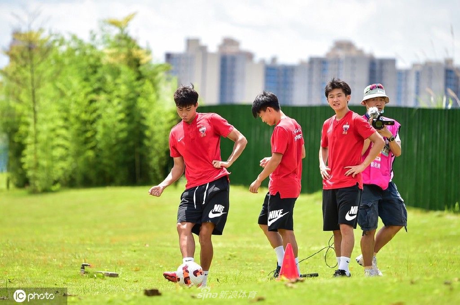 梅州赛区举办足球高尔夫挑战赛 深圳队和津门虎并列夺冠