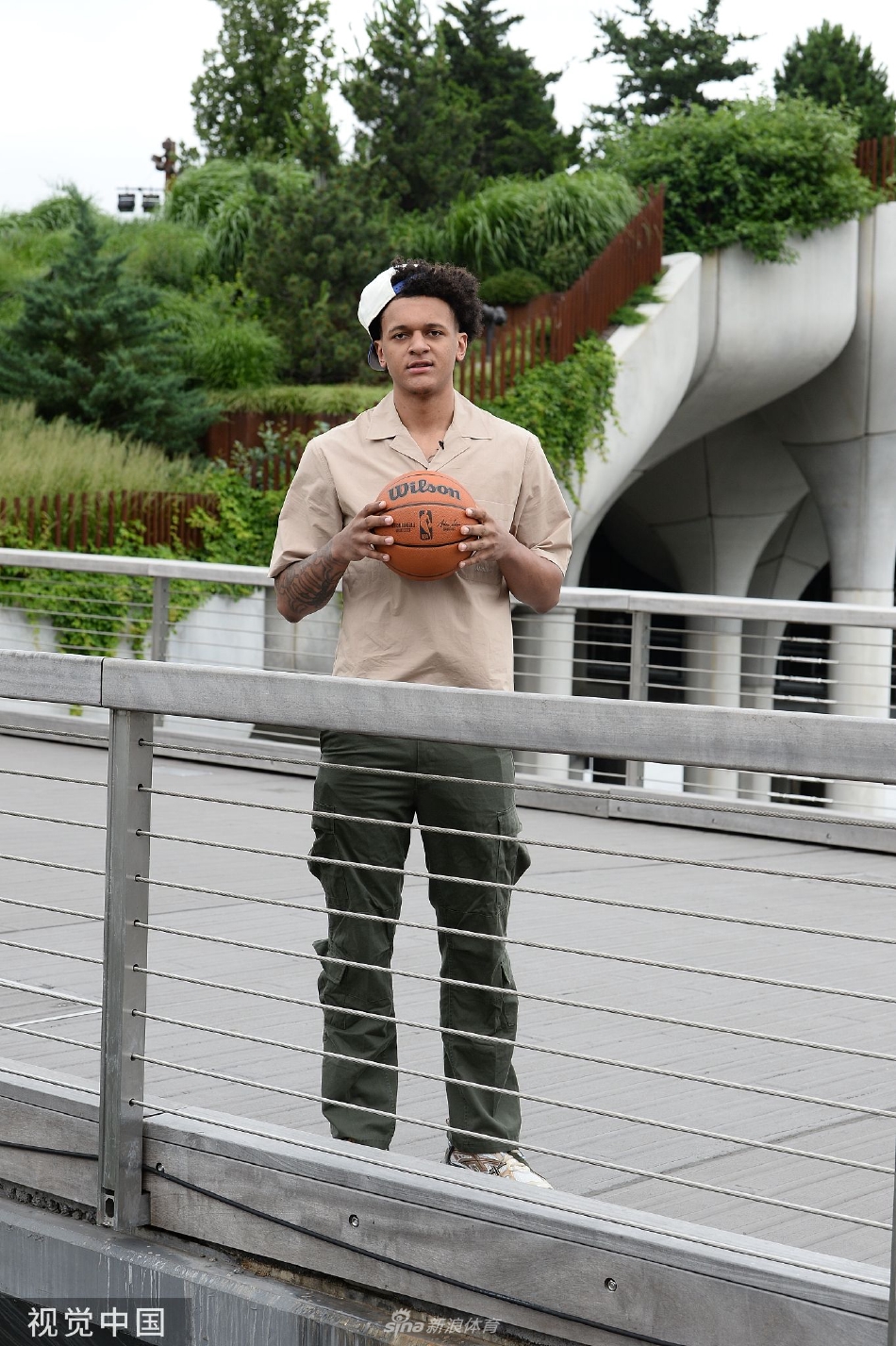 2022NBA选秀大会前瞻：保罗·班凯罗游览纽约拍摄游客照