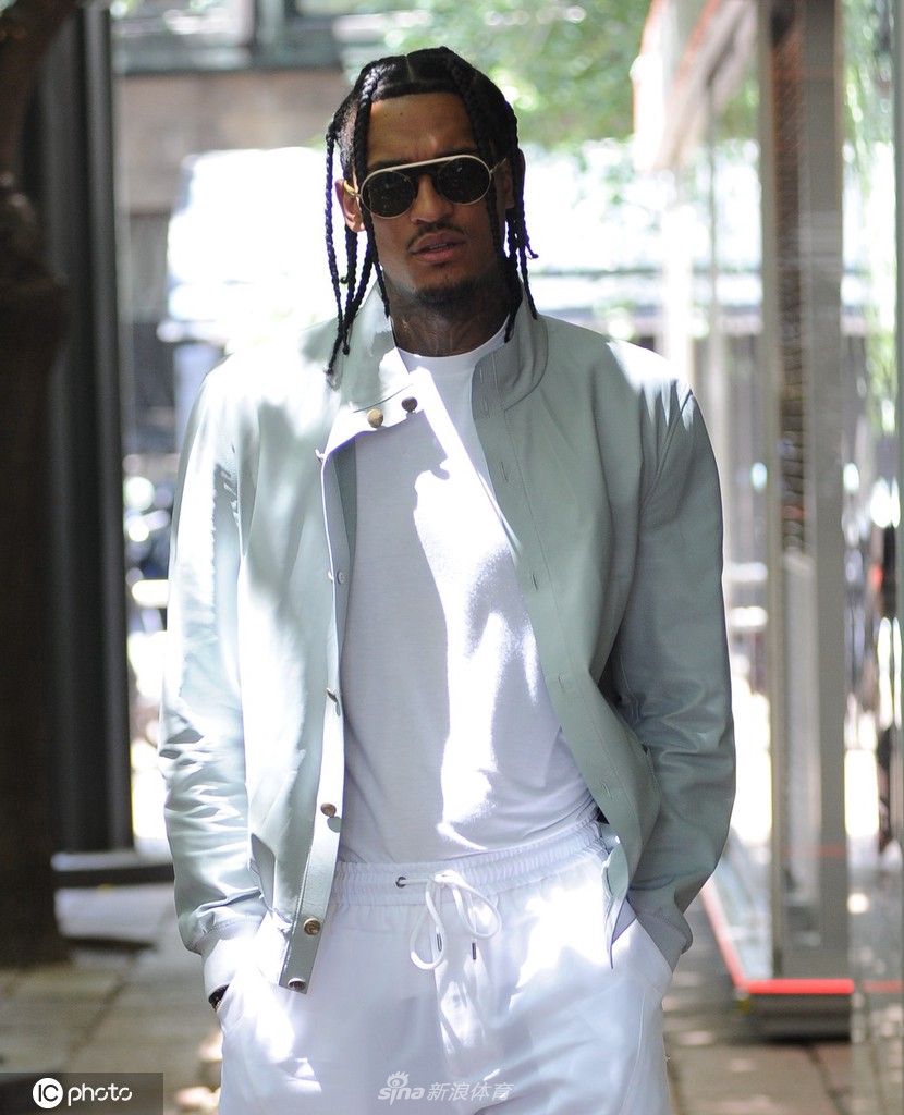 克拉克森现身米兰看秀 休闲穿搭化身时尚型男（克拉克森帅）