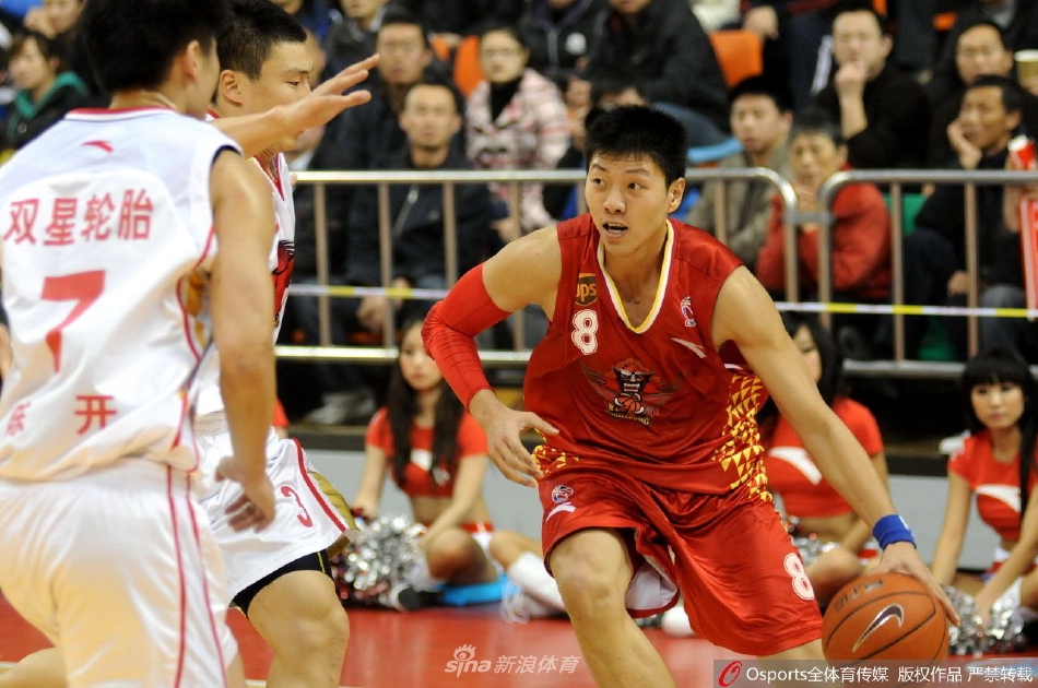 李敬宇正式退役出任球队教练 回顾匆匆那年青涩照(球员李敬宇)