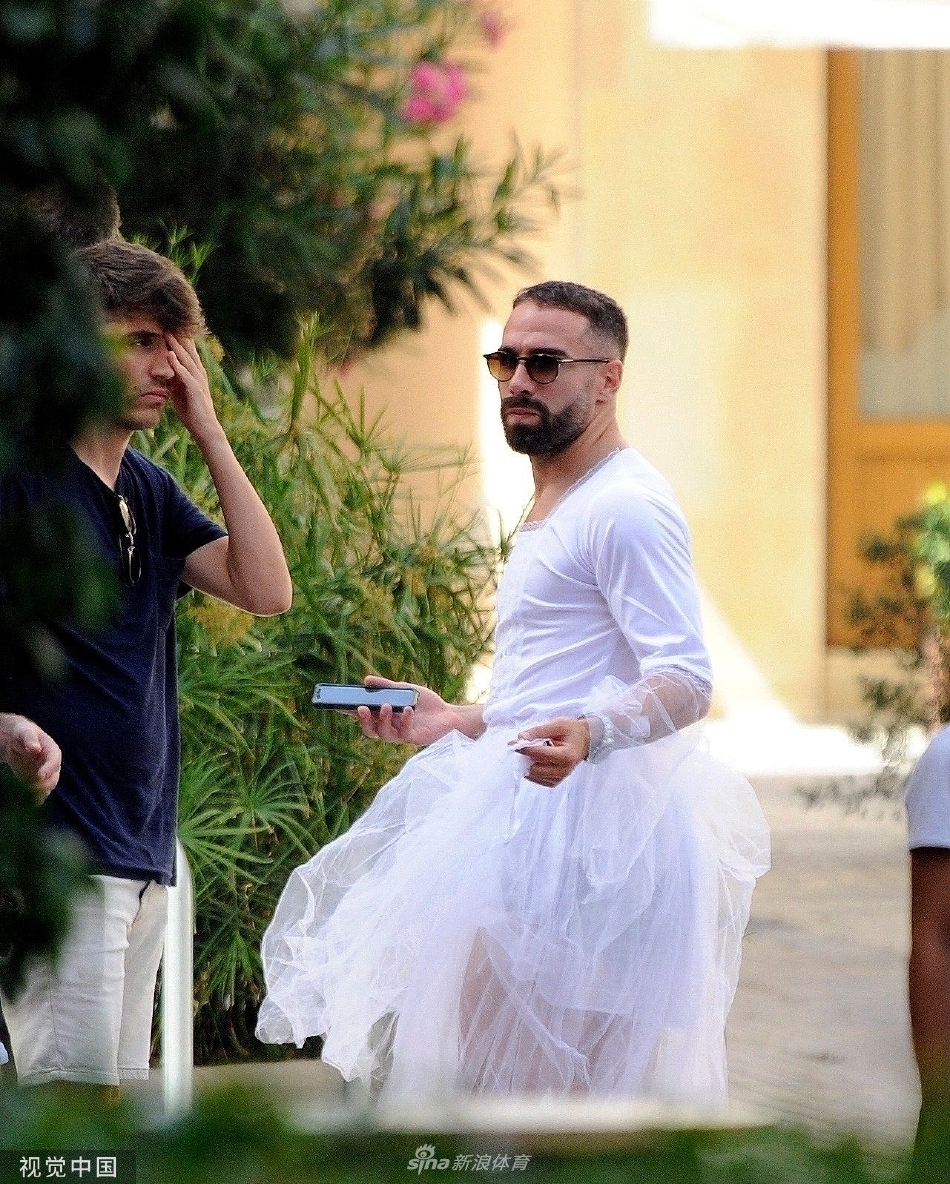 卡瓦哈尔单身派对穿白色纱裙反串“新娘”（卡瓦哈尔复出）