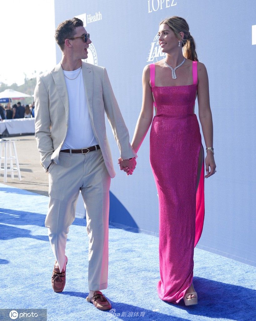 洛杉矶道奇举办慈善晚会 球队众将携家人亮相（洛杉矶道奇队冠军）