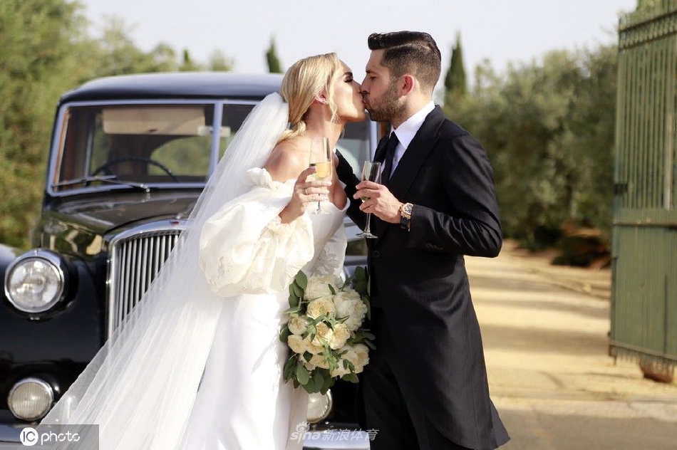 阿尔巴塞维利亚大婚 幸福洋溢与妻子甜蜜亲吻（塞尔维亚阿尔巴尼亚足球）