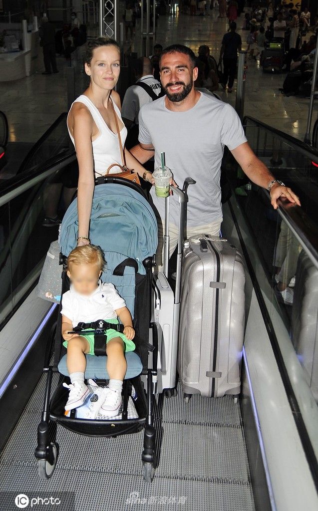 卡瓦哈尔携家人现身机场 度假归来面对镜头笑容满面（卡瓦哈尔何时复出）