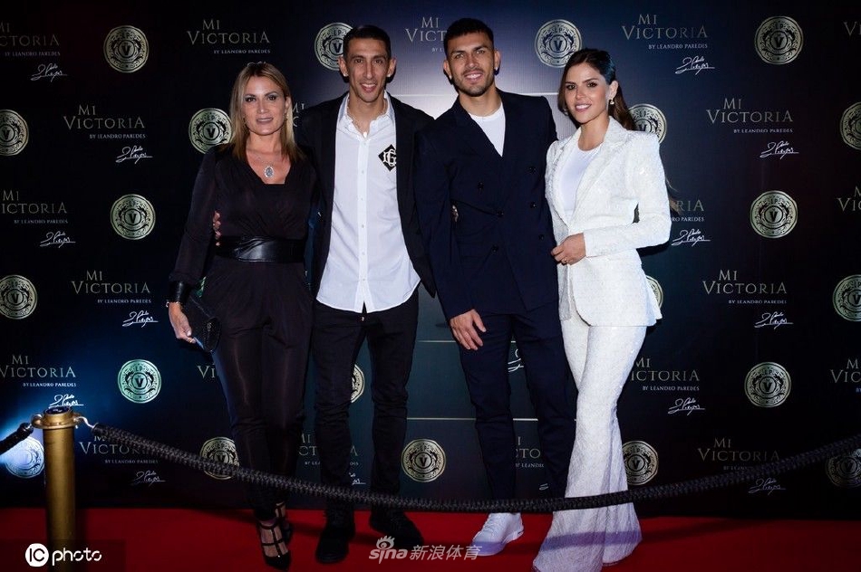 帕雷德斯举行品牌宣传活动 迪玛利亚携爱妻前往捧场（帕雷德斯迪马利亚）