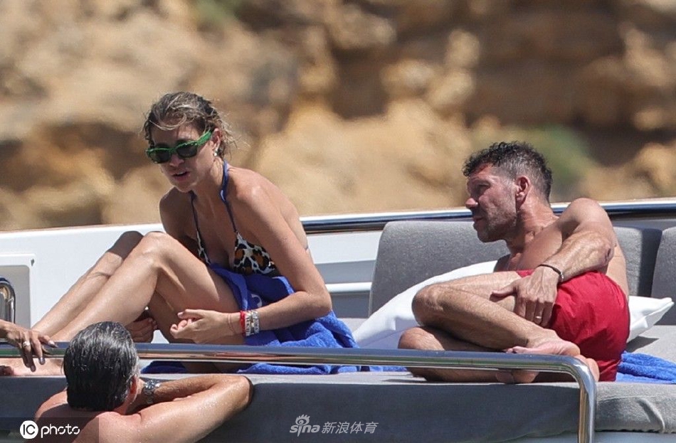 西蒙尼携家人现身伊维萨岛度假 乘坐游艇享受美好时光（伊维斯·西蒙尼奥）