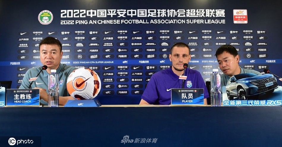 天津津门虎赛前新闻发布会 主教练于根伟携队员拉多尼奇出席（津门虎于根伟教练组成员）