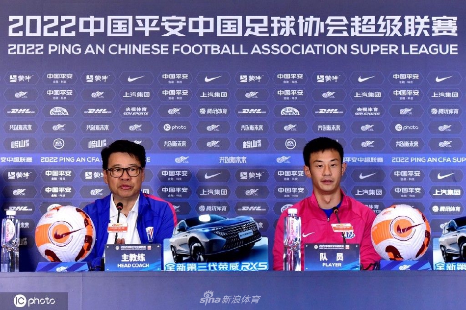 上海申花赛前新闻发布会 主教练吴金贵携队员彭欣力出席
