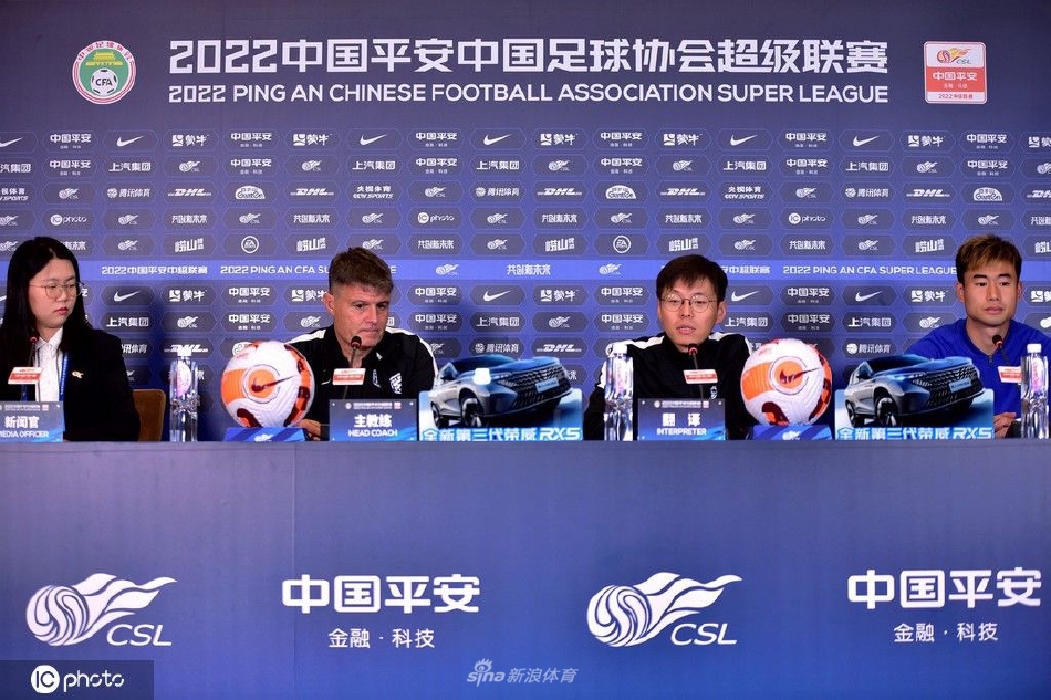 武汉三镇赛前新闻发布会 佩德罗-莫里利亚携邓涵文出席