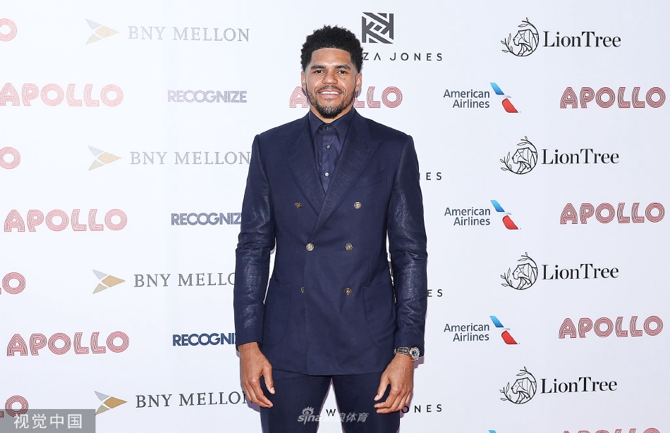 76人前锋哈里斯亮相阿波罗剧院 蓝色西服装扮出席活动帅气亮眼（nba76哈里斯）